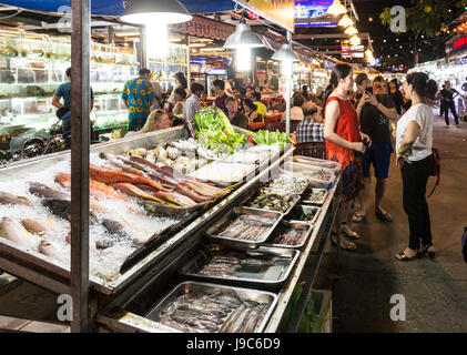 PHU QUOC, VIETNAM - Aprile 12, 2017: Pesce visualizzato nella parte anteriore di un ristorante nel mercato notturno in Duong Dong il mercato notturno, l'isola città principale. T Foto Stock