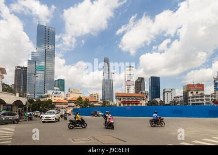 La città di HO CHI MINH, VIETNAM - Aprile 9, 2017: Automobili e motociclette auto di fronte al famoso mercato di Ben Thanh, nel cuore della città di Ho Chi Minh, la Foto Stock