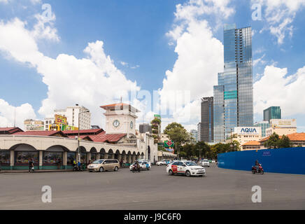 La città di HO CHI MINH, VIETNAM - Aprile 9, 2017: Automobili e motociclette auto di fronte al famoso mercato di Ben Thanh, nel cuore della città di Ho Chi Minh, la Foto Stock