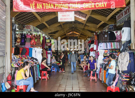 La città di HO CHI MINH, VIETNAM - Aprile 9, 2017: Un uomo cammina al di fuori del mercato di Ben Thanh, nel cuore di Ho Chi Minh City, la città più grande del Vietnam forme Foto Stock