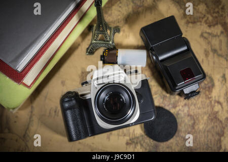 Film di viaggio fotocamera viaggiano sullo sfondo della mappa Foto Stock
