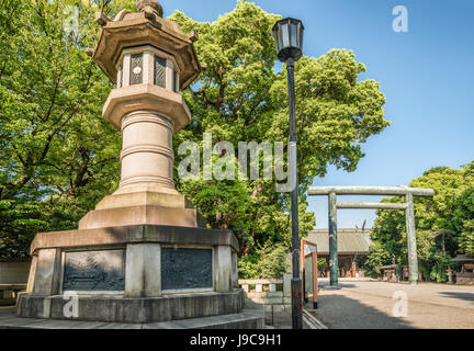 Daini Tori porta Shinto all'ingresso del Santuario Imperiale di Yasukuni; conosciuto in modo informale come il Santuario di Yasukuni; Chiyoda; Tokyo Foto Stock