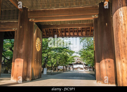 Porta di Shinmon all'ingresso del Santuario Imperiale di Yasukuni, conosciuto in modo informale come il Santuario di Yasukuni, Chiyoda, Tokyo, Giappone Foto Stock