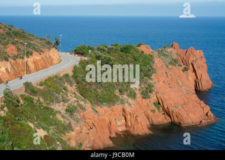 Due ciclisti sulla panoramica Corniche d'Or del Massiccio Esterel. Le Trayas, Var, Costa Azzurra, Francia. Foto Stock