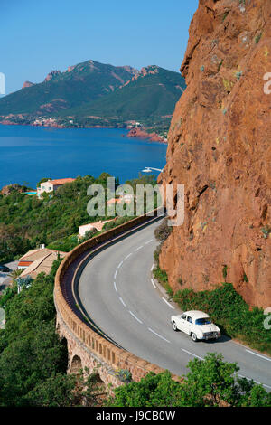 Renault Dauphine, una vettura classica francese (1956-1967) sulla panoramica Corniche d'Or Byway del Massif Esterel. Théoule-sur-Mer, Costa Azzurra, Francia. Foto Stock