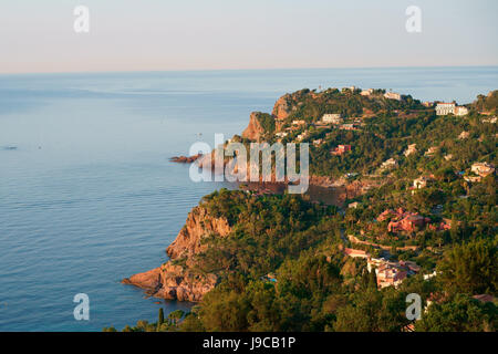 Lussuose ville arroccate in alto sul terreno spietato (ma così bello) del Massiccio Esterel. Théoule-sur-Mer, Costa Azzurra, Francia. Foto Stock