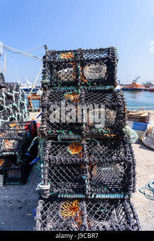 Lobster gabbie impilate fino a Howth Harbour, Dublino, Irlanda. Foto Stock