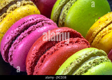 Close up di coloratissimi amaretti. Foto Stock