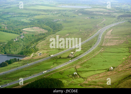 Piccola casa nella prateria a sandwich tra le due carreggiate di M62, metà Pennines, West Yorkshire, Regno Unito Foto Stock