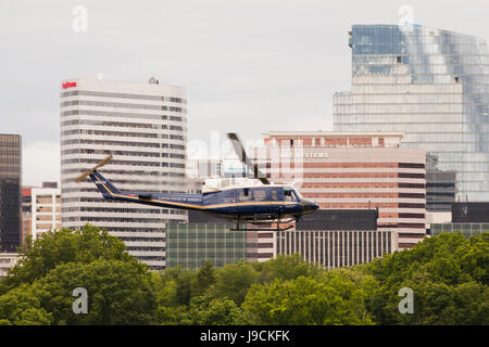 US Air Force 1° Squadrone elicottero , Bell UH-1N, volare basso - Washington DC, Stati Uniti d'America Foto Stock