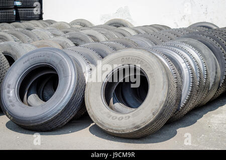 Pneumatici usurati per il riciclaggio Foto Stock