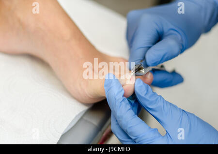 Giovane donna toenail di taglio, close-up Foto Stock