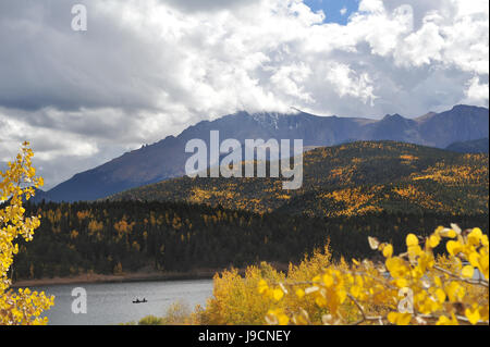 Una vista del Pikes Peak, crested con neve e circondato da nuvole di tempesta, visto dal di sotto, dietro il serbatoio del cristallo. Foto Stock