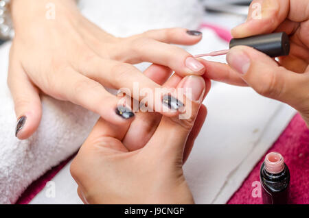 Donna rosa l'applicazione di smalto per unghie Foto Stock