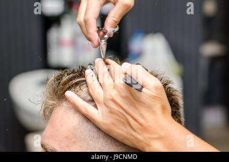 Uomini capelli forbici da taglio in un salone di bellezza Foto Stock