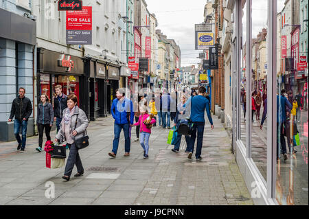 Gli amanti dello shopping e dai negozi di Princes Street, Cork, Irlanda. Foto Stock