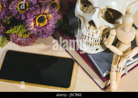 La conoscenza attraverso il telefono libro anatomico medico cranio filmato su vintage libri Foto Stock