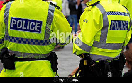 British Ufficiali della Polizia di alta visibilità uniforme sul controllo della folla Foto Stock