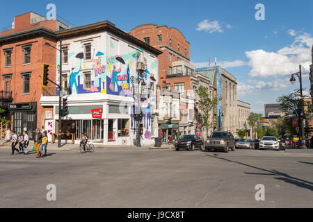 Montreal, Canada - 31 Maggio 2017: Graffiti street art murales lungo la Avenue des Pins Foto Stock