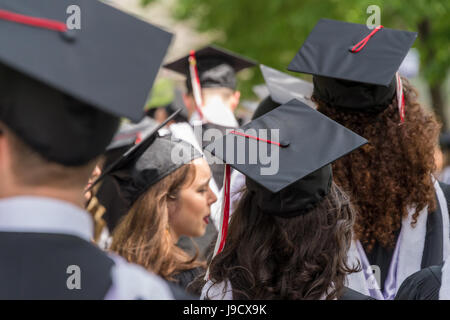 Montreal, Canada - 31 Maggio 2017: nuovi diplomati in posa per la telecamera dopo la cerimonia di laurea presso la McGill College. Foto Stock