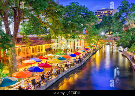 San Antonio, Texas, Stati Uniti d'America cityscape presso il fiume a piedi. Foto Stock