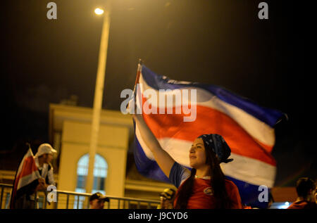 Una Costa Rica onde ventola un flag in San José dopo la loro squadra nazionale ha sconfitto la Grecia per un posto nei quarti di finale della Coppa del Mondo il 29 giugno 2014. Foto Stock