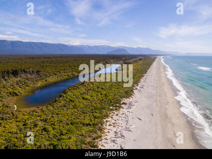 Vista aerea, la spiaggia e la vista della costa, moderata nella foresta pluviale e lago, Alpi del Sud, nave Creek, Haast, West Coast, Nuova Zelanda Foto Stock