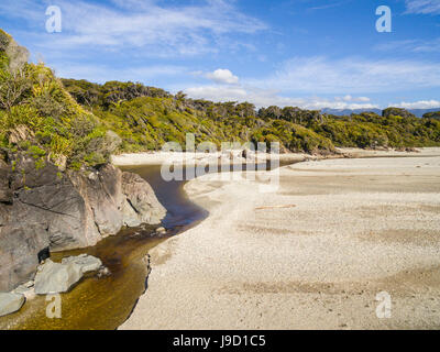 Spiaggia con paludoso fiume, nave Creek, Haast, West Coast, Nuova Zelanda Foto Stock