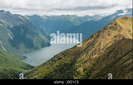 A sud il Fiordo del Lago Te Anau, montagne Murchison, Alpi del Sud sul retro, Keplero via, Parco Nazionale di Fiordland Southland, Foto Stock