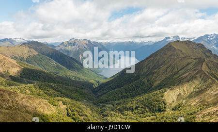 A sud il Fiordo del Lago Te Anau, montagne Murchison, Alpi del Sud sul retro, Keplero via, Parco Nazionale di Fiordland Southland, Foto Stock