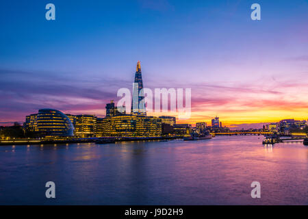 Skyline del complesso per uffici più Londra Riverside, London City Hall, City Hall, Shard, Thames al tramonto, Southwark, Londra Foto Stock