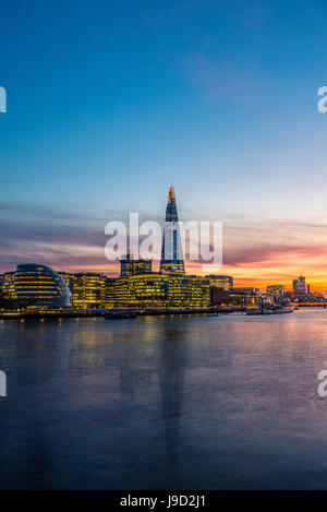 Skyline del complesso per uffici più Londra Riverside, London City Hall, City Hall, Shard, Thames al tramonto, Southwark, Londra Foto Stock