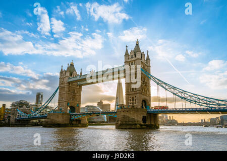 Il Tower Bridge sul fiume Thames, London, England, Regno Unito Foto Stock