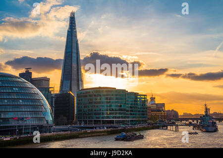 Skyline del complesso per uffici più Londra Riverside, London City Hall, City Hall, Shard, Thames al tramonto, Southwark, Londra Foto Stock