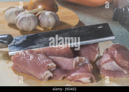 La carne di maiale tagliato a pezzi in legno di trinciatura Foto Stock