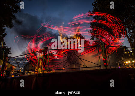 La traccia di luce dall'inferno che è l'evoluzione a St Giles Fiera, Oxford. Settembre 2012 Foto Stock