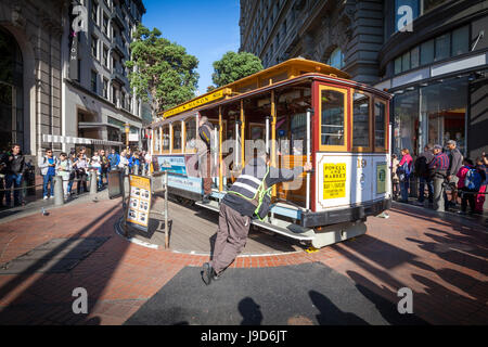 Cavo Powell-Hyde auto viene ruotato da brakemen, San Francisco, California, USA, America del Nord Foto Stock