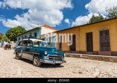 Un vintage anni cinquanta la vettura americana funziona come un taxi nella città di Trinidad, UNESCO, Cuba, West Indies, dei Caraibi Foto Stock
