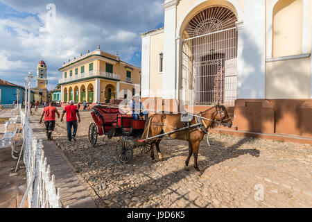 Una carrozza trainata da cavalli noto localmente come un coche in Plaza Mayor, nella città di Trinidad, UNESCO, Cuba, West Indies, dei Caraibi