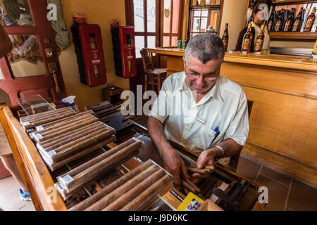 La laminazione a mano i sigari cubani nel Patrimonio Mondiale dell Unesco città di Trinidad, Cuba, West Indies, dei Caraibi e America centrale Foto Stock