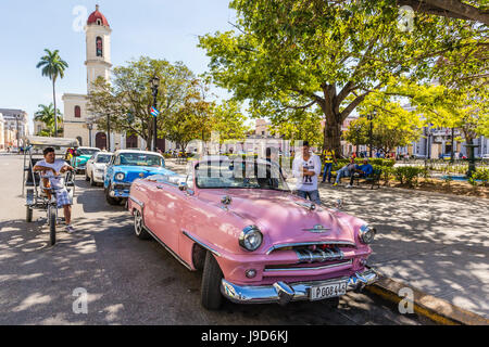 Classic 1950 Plymouth taxi, localmente noto come almendrones nella città di Cienfuegos, Cuba, West Indies, dei Caraibi Foto Stock
