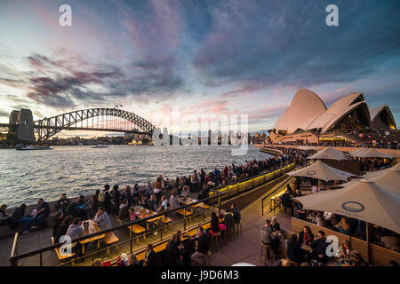 Il Porto di Sydney con il Harbour Bridge e Opera House dopo il tramonto di Sydney, Nuovo Galles del Sud, Australia Pacific Foto Stock