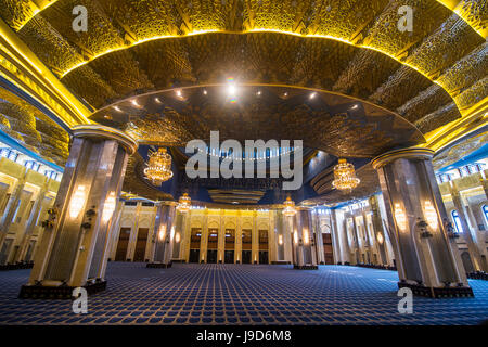 All'interno della splendida grande moschea di Kuwait City, Kuwait, Medio Oriente Foto Stock