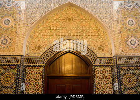 Bellissima porta ornata all'interno della Grande Moschea di Kuwait City, Kuwait, Medio Oriente Foto Stock