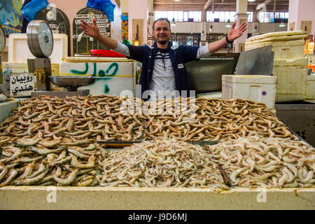 Local fisher uomo che mostra il suo pesce, pesca mercato, Kuwait City, Kuwait, Medio Oriente Foto Stock