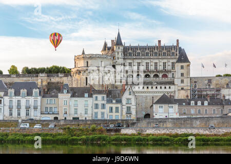 In mongolfiera nel cielo sopra il castello di Amboise, Sito Patrimonio Mondiale dell'UNESCO, Indre-et-Loire, Valle della Loira, in Francia, in Europa Foto Stock