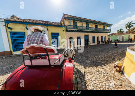 Una carrozza trainata da cavalli noto localmente come un coche in Plaza Mayor, Trinidad, Sito Patrimonio Mondiale dell'UNESCO, Cuba, West Indies, dei Caraibi