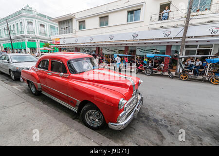 Classico 1950 Pontiac taxi, localmente noto come almendrones nella città di Cienfuegos, Cuba, West Indies, dei Caraibi Foto Stock