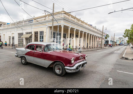 Classico degli anni cinquanta Oldsmobile taxi, localmente noto come almendrones nella città di Cienfuegos, Cuba, West Indies, dei Caraibi Foto Stock