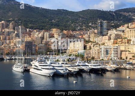 Le tinte pastello del glamour del porto di Monaco (Porto Ercole) con molti yacht, vista dal mare e Monte Carlo, Cote d'Azur Foto Stock